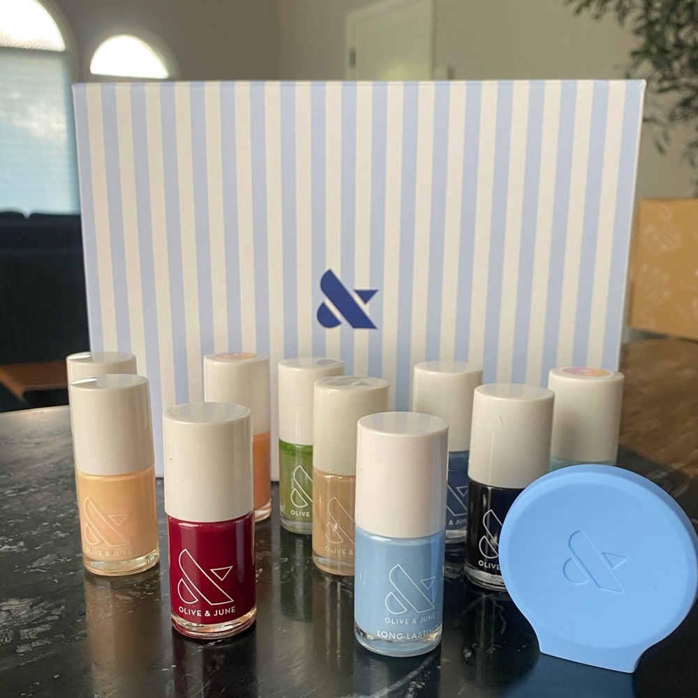 OLIVE & JUNE Assorted Nail Polish & Collectors Box